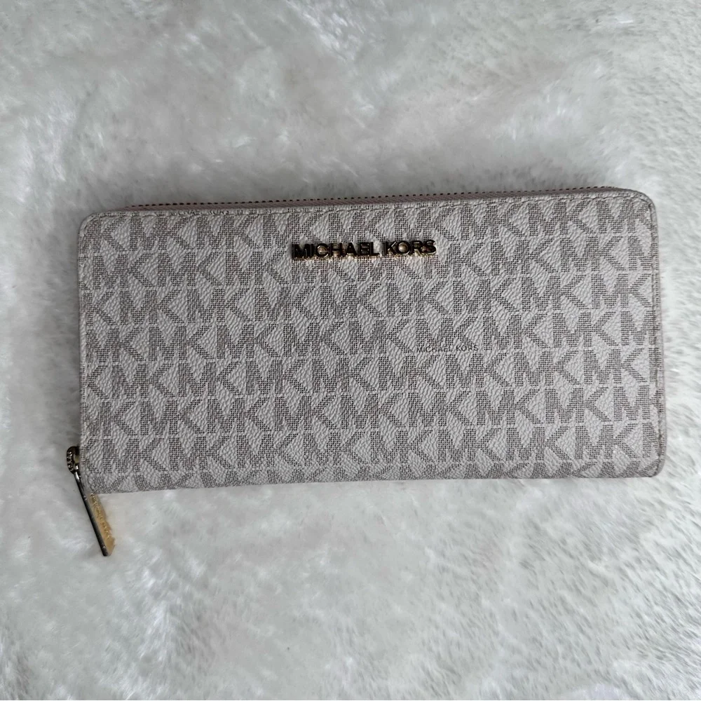 Michael Kors Jet Set Travel Zippy Wallet - Picture 13 of 14